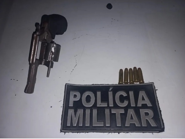 Homem reage a assalto, toma revólver de bandido e chama polícia para entregar a arma em Natal