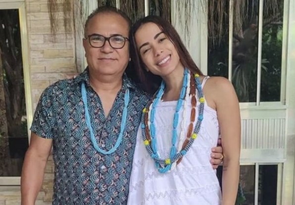 Pai de santo de Anitta declara voto em Bolsonaro
