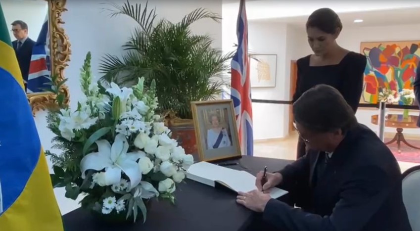 VÍDEO: Bolsonaro visita embaixada e assina livro de condolências pela morte da rainha Elizabeth II