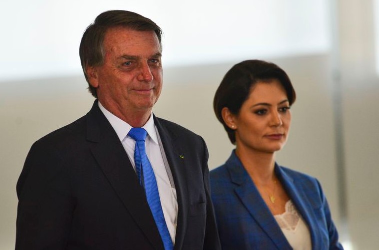 “Manda quem pode, obedece quem tem esposa”, brinca Bolsonaro