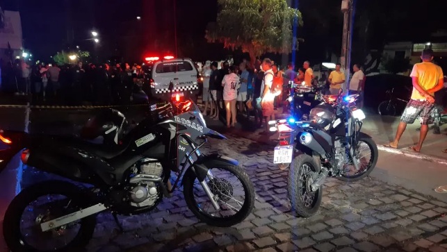 Homem é assassinado a tiros em frente a conveniência em Natal