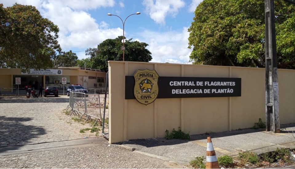 Casal é preso após furtar motorista por aplicativo em Natal