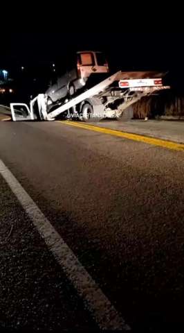 Caminhão é “engolido” por cratera na BR-101, em Natal