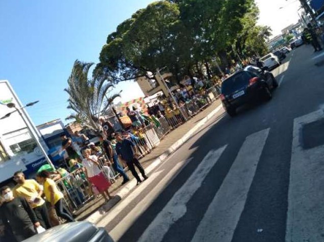 VÍDEO: Multidão aguarda Bolsonaro em Natal; avião com presidente já pousou no aeroporto