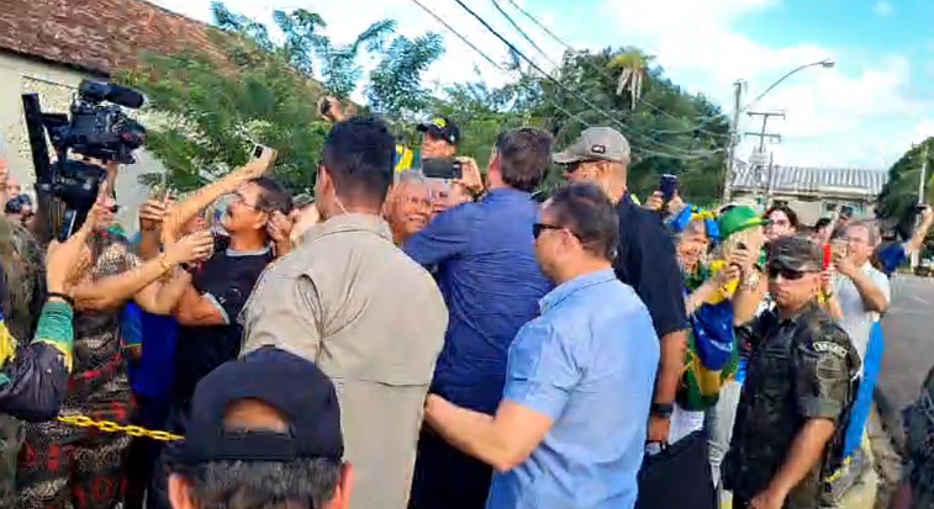 VÍDEO: Bolsonaro já está em Natal e é recebido por centenas de apoiadores; ASSISTA