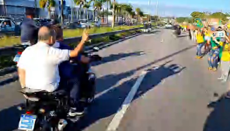 VÍDEO: Bolsonaro volta a levar Rogério Marinho na garupa; multidão acompanha motociata; ASSISTA