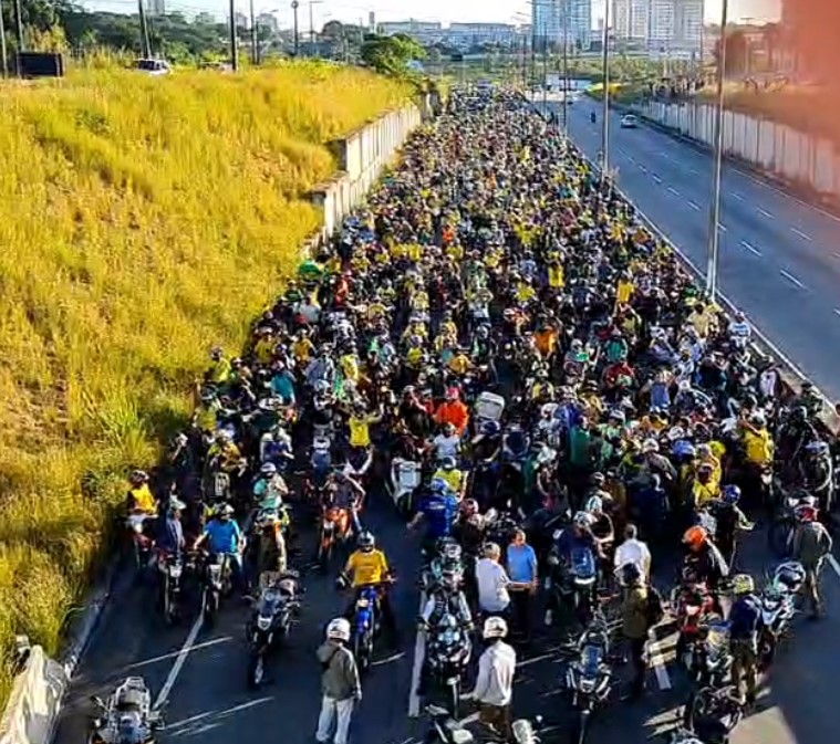 VÍDEO: BR 101 em Natal fica verde e amarela com multidão participando de motociata; ASSISTA