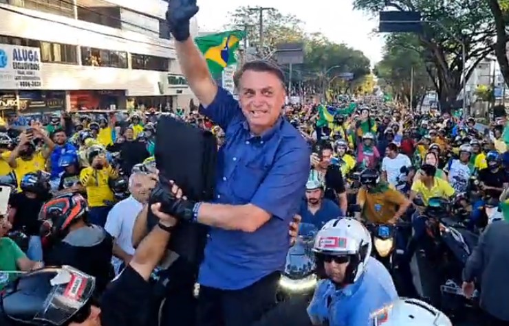 VÍDEO: Bolsonaro sobe na moto na principal avenida de Natal e é ovacionado por multidão; ASSISTA