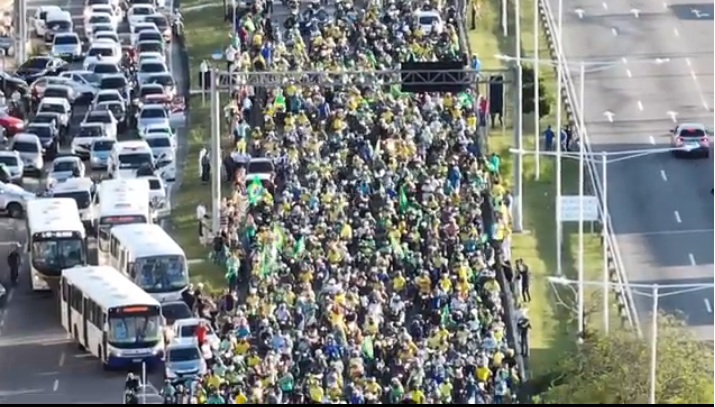 Imagens aéreas mostram motociata com Bolsonaro na BR-101, em Natal; ASSISTA