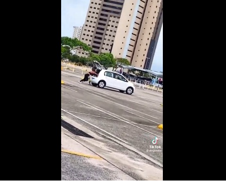 VIDEO: "Fui ajudar a empurrar o carro, mas era treino de crossfit"