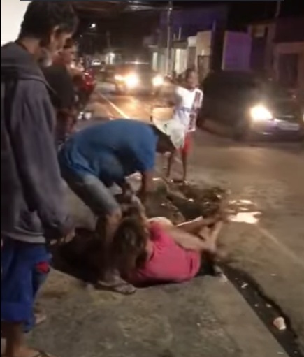 VÍDEO: Duas mulheres brigam durante carreata do PT em Mossoró