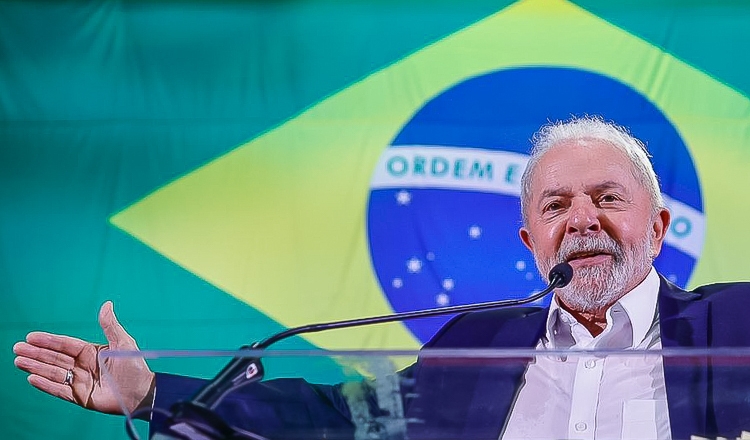 VÍDEO: Após abraçar Lula, celular de apoiador ”desaparece” em comício