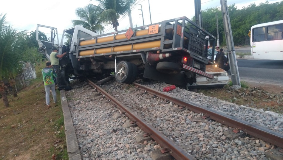 Motorista perde controle de caminhão, derruba poste e interdita linha de trem em Natal