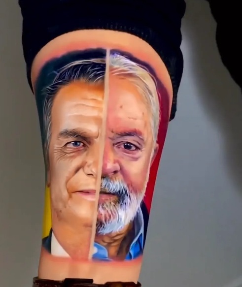 Homem faz tatuagem com rostos de Lula e Bolsonaro
