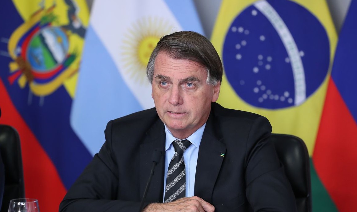 Jornalistas criticam Bolsonaro por ir a enterro da Rainha e não das vítimas de Covid; prática era proibida na pandemia