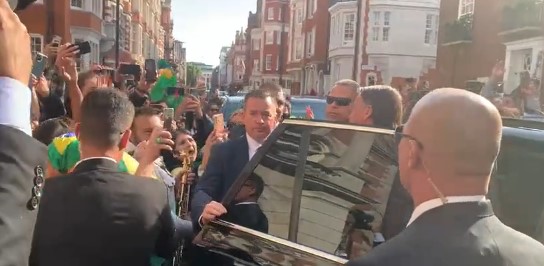 VÍDEO: Aos gritos de mito, Bolsonaro é recebido por centenas de apoiadores em Londres; ASSISTA