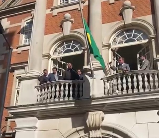 'Não tem como a gente não ganhar no primeiro turno', diz Bolsonaro em Londres; veja vídeo