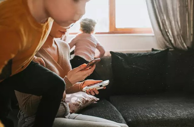 Pais que usam muito o celular tendem a gritar mais com filhos, diz estudo