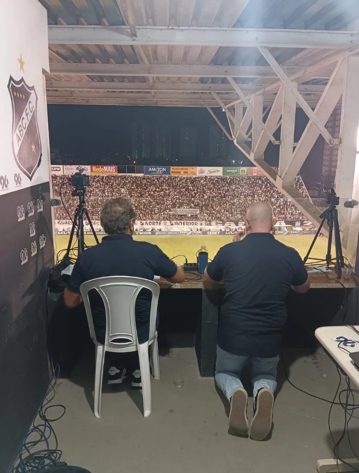 Narrador fica de joelhos para transmitir minutos finais de jogo do acesso do ABC; veja vídeo