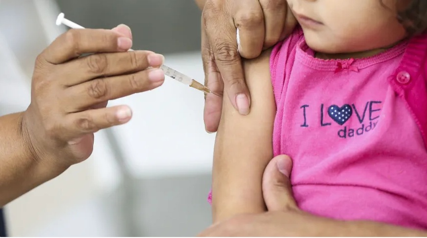 Vacina da Pfizer para crianças será liberada após aval de ministério