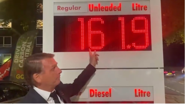 Em Londres, Bolsonaro vai a posto para comparar preço da gasolina