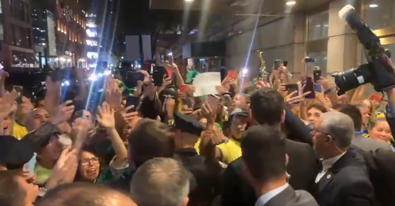 VÍDEO: Bolsonaro é recepcionado por multidão aos gritos de “mito” em Nova York