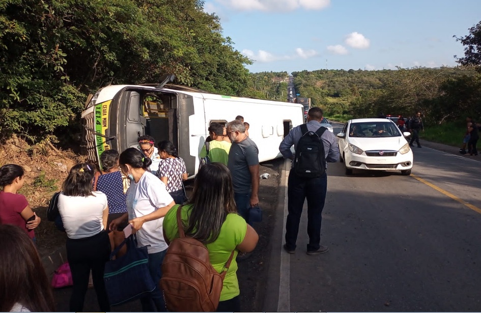 Acidente grave envolvendo ônibus e carro deixa 1 morto e mais de 20 feridos na Grande Natal