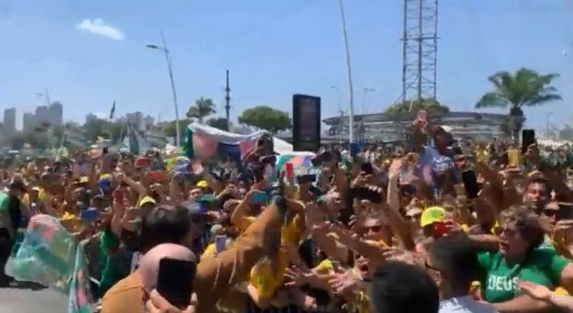 Vídeo mostra milhares de apoiadores ovacionando Bolsonaro no Pará