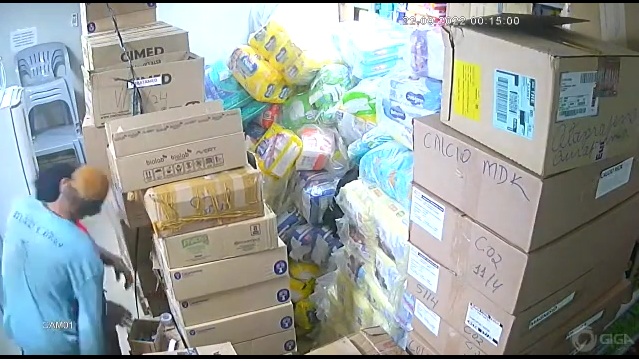 VÍDEO: Criminosos trocam beijos enquanto assaltam farmácia
