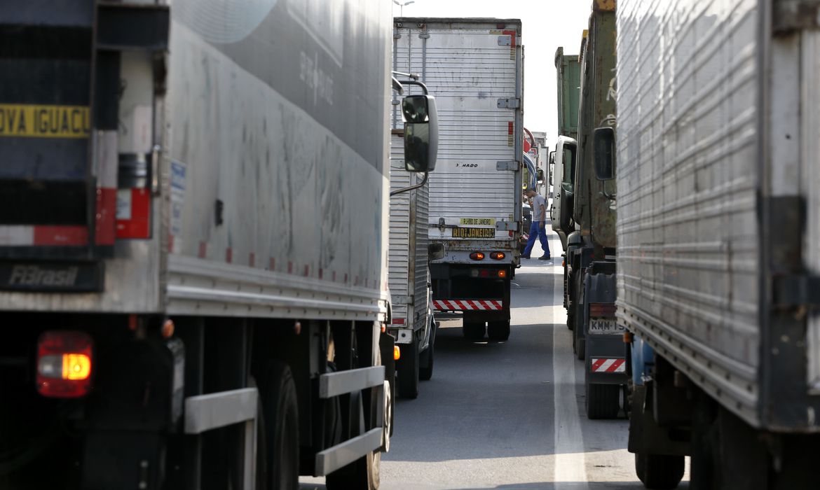 Mais de 629 mil taxistas e caminhoneiros recebem hoje benefício de R$ 1.000