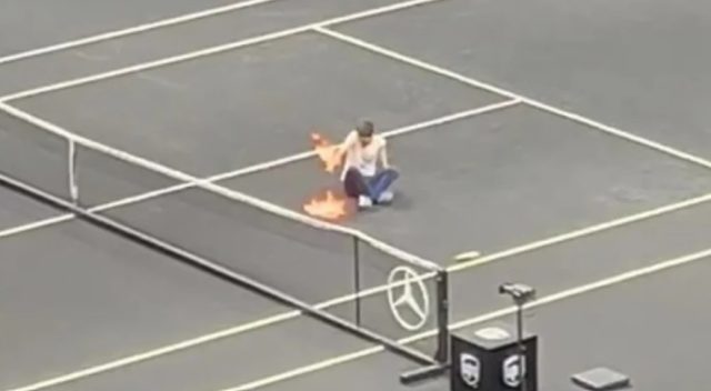 VÍDEO: Ativista invade quadra e ateia fogo ao próprio corpo