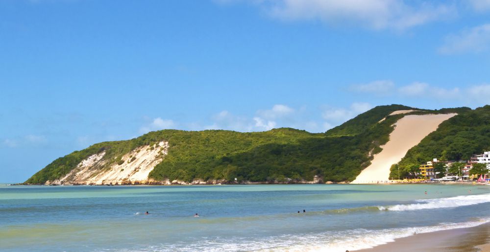 Trecho da praia de Ponta Negra está impróprio para banho, aponta boletim; veja outros locais inadequados