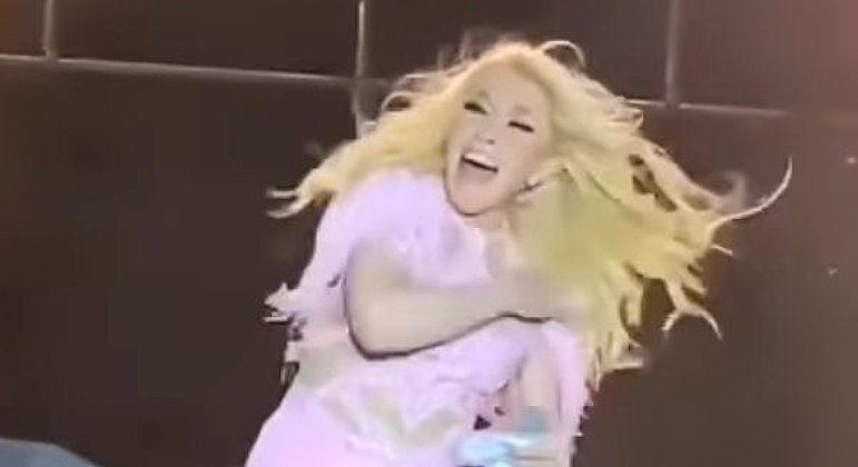 VIDEO: Barata sobe em cantora durante show e público vai ao desespero