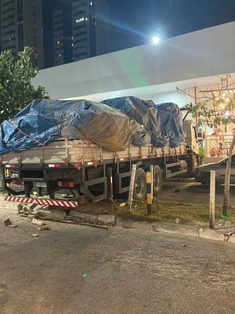Caminhão sem freio atinge carros e bate em lateral de shopping em Natal