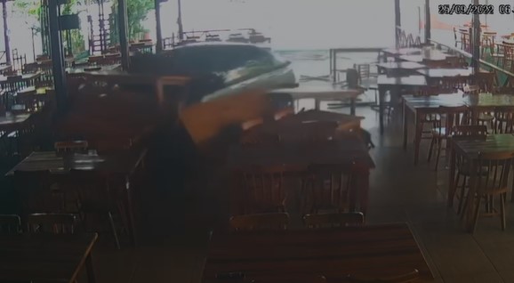 VÍDEO: Carro invade e destrói restaurante em Natal; ASSISTA