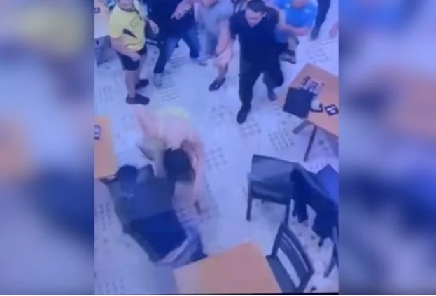 VÍDEO: Homem bate e puxa jovem pelo cabelo em bar
