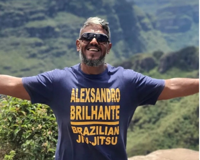Professor de jiu-jitsu morre após cair de bicicleta