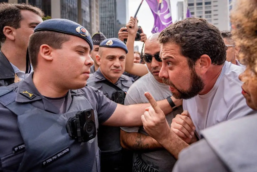 VÍDEO: Integrantes do MBL e PSOL se envolvem em confusão durante ato e PM tenta deter Boulos