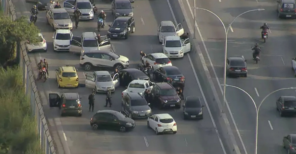 Tiroteio entre policiais e traficantes fecha rodovias no RJ; três pessoas morreram