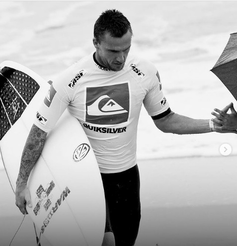 Ex-surfista morre após briga de bar