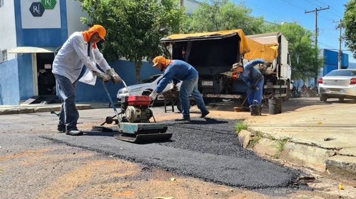 Bairros da zona Leste recebem serviços de aplicação de asfalto nesta segunda-feira