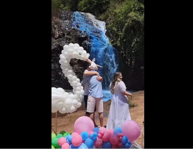 VÍDEO: Casal tinge cachoeira de azul em chá revelação e vira alvo de investigação