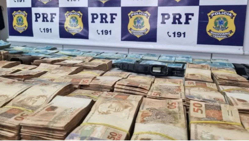 Homem é preso com mais de R$ 700 mil após PRF notar detalhe em carro