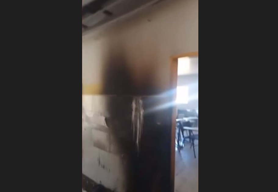 Adolescente de 13 anos fere coordenadora com faca e ateia fogo em escola na Bahia