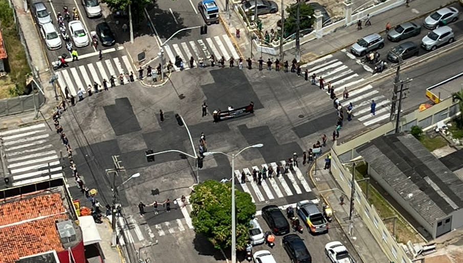 VÍDEO: Profissionais de enfermagem fecham cruzamento em protesto pelo piso salarial em Natal
