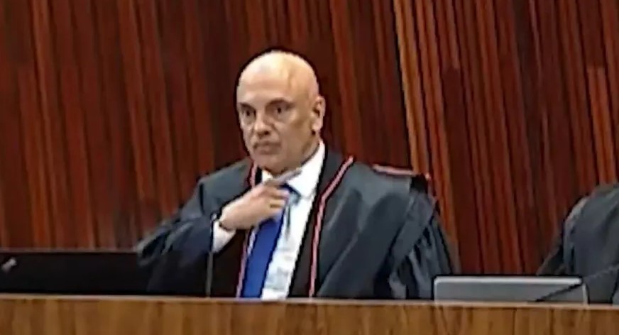 Moraes faz gesto associado à degola em sessão que julgava lives de Bolsonaro no TSE