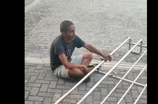 VÍDEO: Homem é preso tentando furtar corrimão em Natal