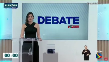 VÍDEO: Apresentadora passa mal, desmaia durante debate e assusta candidatos