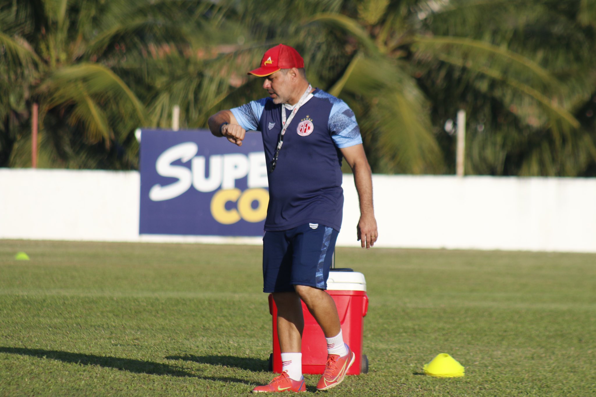 Leandro Sena renova contrato com o América