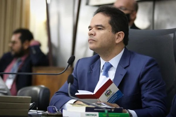 PF encontra R$ 145 mil em mala com presidente da Assembleia de Alagoas
